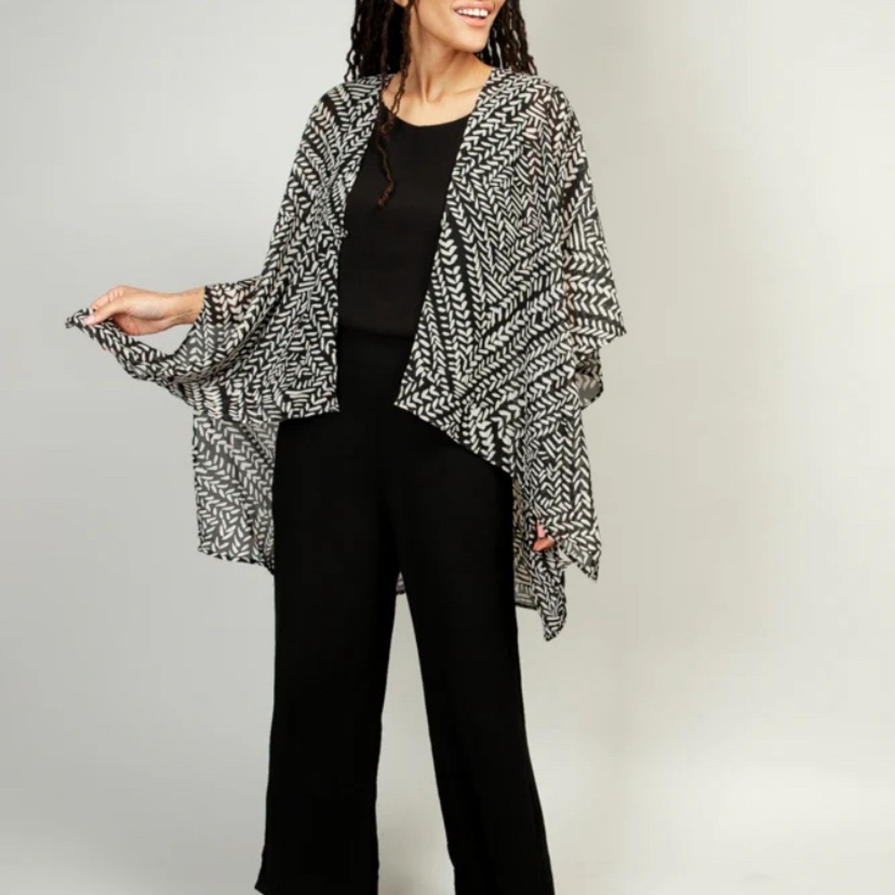 Sseko Black and White Kawa Multi-way Shawl
